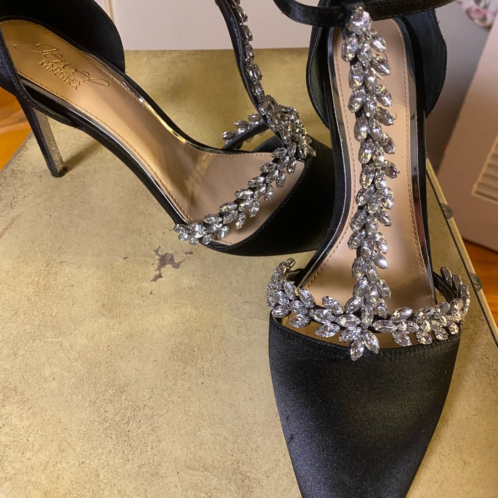 Satin pumps